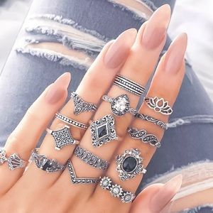⭐️CLEARANCE⭐️ NWT MIDI RING SET Black Lotus